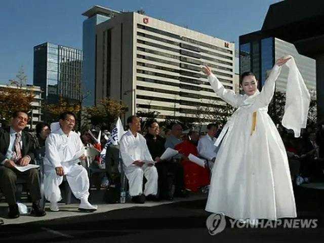 会見後、世宗路公園で行われた「太平洋戦争犠牲者全国合同追悼際」＝３日、ソウル（聯合ニュース）
