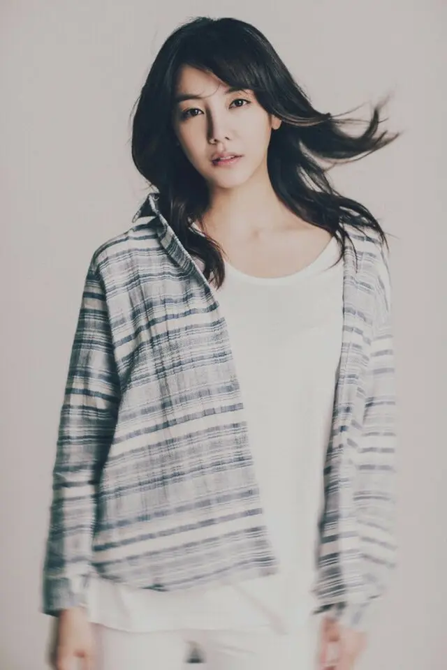 韓国女優コ・ウナが、男性グループ「SS501」のパク・ジョンミンが所属する事務所ジホエンターテインメントと専属契約を結んだ