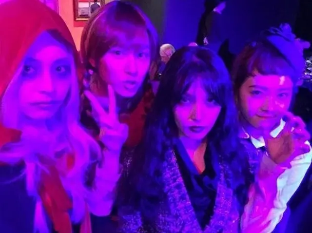 「SUPER JUNIOR」のメンバー、キム・ヒチョルが女優イ・ヨニ、コ・アラ（Ara）、歌手BoAと共にハロウィンパーティーの記念写真を公開した。（提供:OSEN）