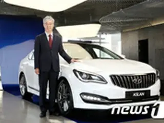 現代自・新高級車「アスラン」1号車は車産業学会長キム・ヒョンチョル教授のもとへ