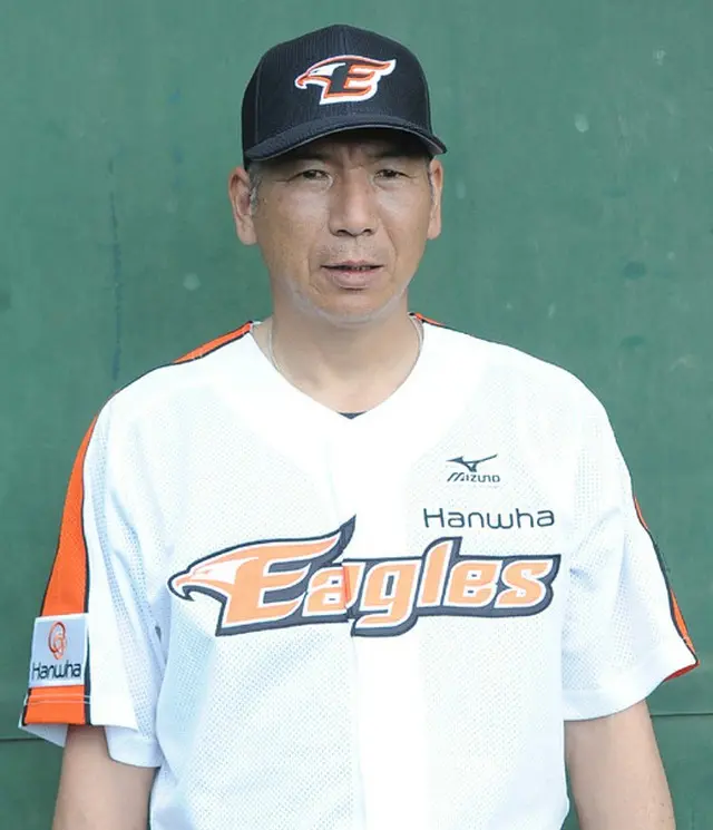 古久保健二（50）ハンファ新任バッテリーコーチがチームに活力を吹き込んでいる。古久保コーチは去る5日、ハンファの最終キャンプが行われた沖縄に姿を現した。先月、先に契約を終えた安部理打撃コーチに続き、日本