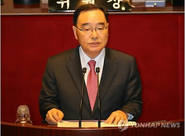 国会で答弁する鄭首相＝７日、ソウル（聯合ニュース）