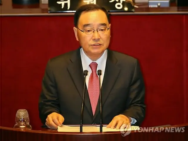 国会で答弁する鄭首相＝７日、ソウル（聯合ニュース）