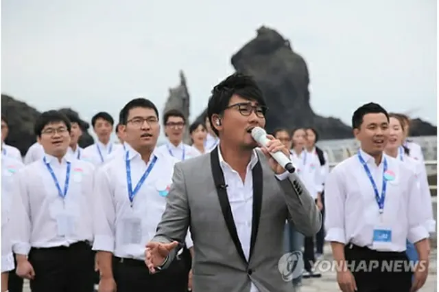 8月14日、独島で新曲を披露するイ・スンチョルさん＝（聯合ニュース）