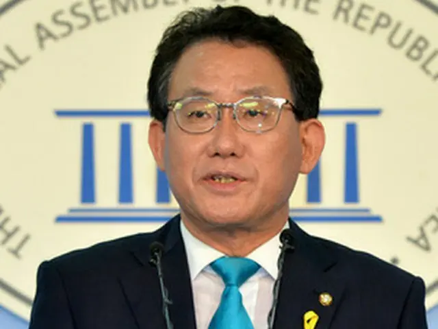 歌手イ・スンチョルの日本入国拒否・抑留について「日本は違法的で反人権的な今回の事件について、イ・スンチョルはもちろん、韓国国民に謝罪すべきだ」と発言をしたユ・ギホン首席代弁人。（提供:news1）
