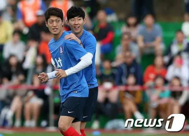 韓国サッカー代表シュティーリケ監督が必勝の意志を明かし、中東へと出発した。勝利のためには、ゴールがなくてはならない。このところ、所属チームで活躍をみせる2選手に期待が集まる。