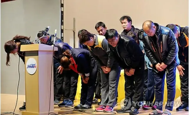記者会見中、関係者らに感謝の気持ちを伝える不明者の家族ら＝１１日、珍島（聯合ニュース）