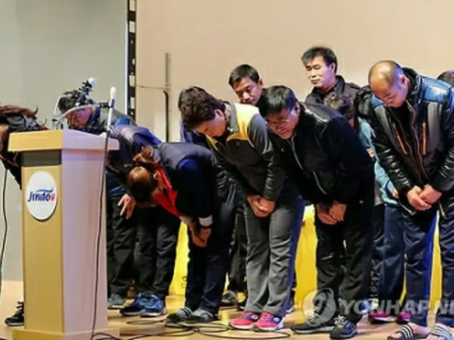 記者会見中、関係者らに感謝の気持ちを伝える不明者の家族ら＝１１日、珍島（聯合ニュース）