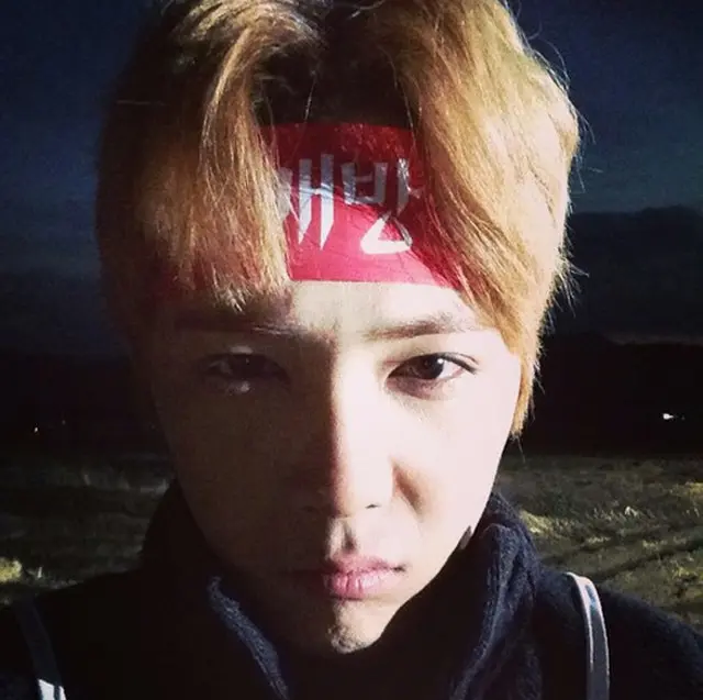 韓国男性バンド「FTISLAND」イ・ホンギが赤いはちまきを巻いてデモ中の姿を公開した。（提供:OSEN)