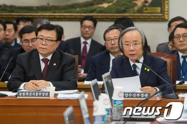 イ・ジュヨン海洋水産部長官は、独島（日本名:竹島）入島支援センター建設取り消し問題に関連し、「白紙化されたのではなく、いくつかの問題を検討し推進していく」と明かした。