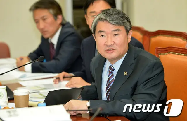 趙太庸外交部第1次官は13日、独島入島支援センター建設取り消し問題に関連し、イ・ジュヨン海洋水産部長官が前日「白紙化ではなく、いくつかの問題を検討し推進していく」とした発言に同意した。