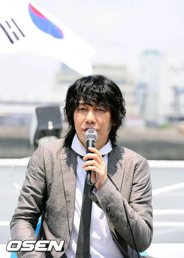韓国歌手キム・ジャンフンが新曲「生きたい」のMVに竹島（韓国名では独島）での公演と横断水泳の映像を追加することを決定した。（提供:OSEN）