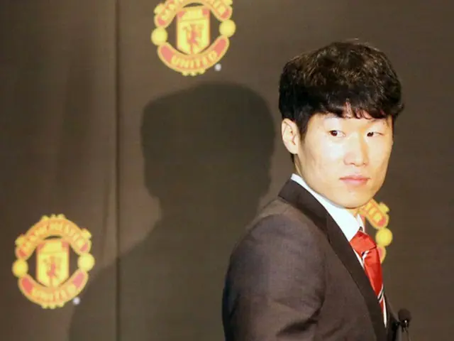 元韓国サッカー代表でマンチェスター・ユナイテッドのアンバサダーに任命されたパク・チソンが、マンUの韓国内公式金融サービスパートナーである新韓カードと共に疎外層の学生を対象としたサッカークリニックを行っ