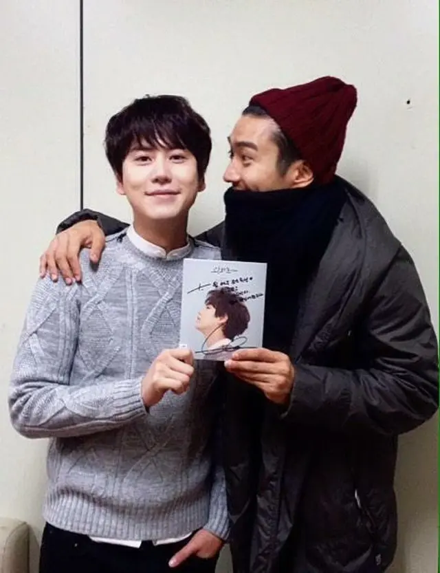人気グループ「SUPER JUNIOR」のキュヒョンが、ソロ活動を応援に来た“ファン”と撮った写真を公開した。（提供:OSEN）