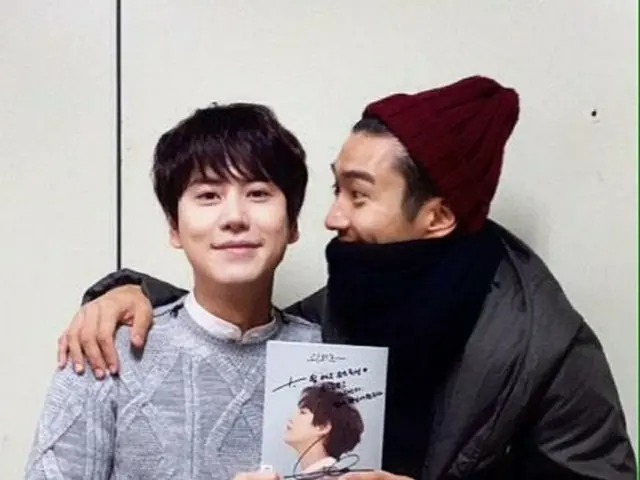 人気グループ「SUPER JUNIOR」のキュヒョンが、ソロ活動を応援に来た“ファン”と撮った写真を公開した。（提供:OSEN）