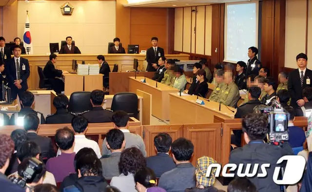 韓国南西部・珍島沖で4月に発生した旅客船セウォル号沈没事故で起訴され、11日に一審判決を受けた船員15人全員が控訴した。