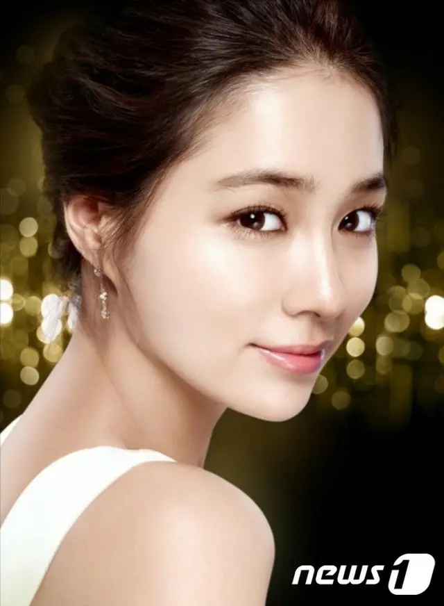 韓国女優イ・ミンジョンは、韓国の自然派化粧品イザノックス(IsaKnox)も新モデルに抜てきされた。