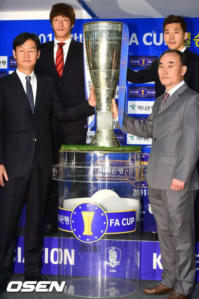 20日、「2014ハナ銀行FAカップ決勝メディアデー」が行われ、城南FC（ソンナムFC）キム・ハクボム監督とソウルFCチェ・ヨンス監督、パク・ジンピョ、キム・ジンギュが出席した。