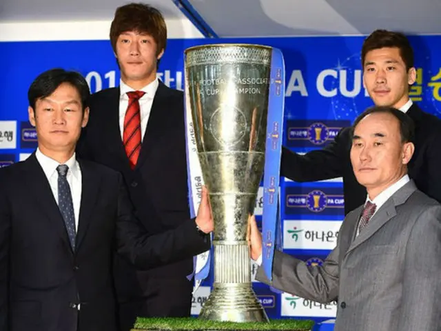 20日、「2014ハナ銀行FAカップ決勝メディアデー」が行われ、城南FC（ソンナムFC）キム・ハクボム監督とソウルFCチェ・ヨンス監督、パク・ジンピョ、キム・ジンギュが出席した。