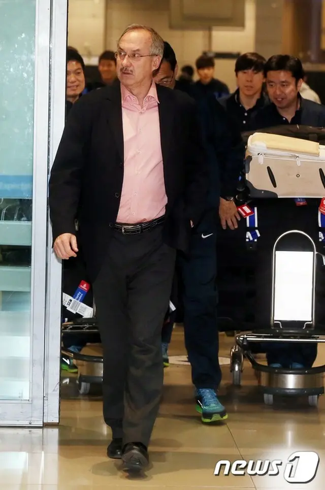 韓国サッカー代表監督に就任後、初の中東遠征を終えたシュティーリケ号が20日午後、韓国へ帰国した。