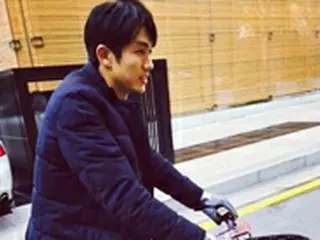 「2AM」スロン、僕にはとても小さい電気自転車