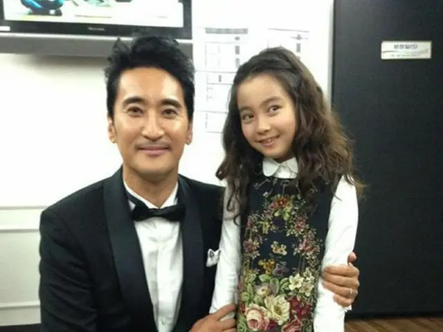 俳優シン・ヒョンジュン（左）が、子役のカル・ソウォン（右）と一緒に撮った写真を公開した。（提供:OSEN）