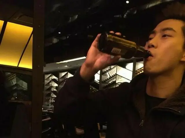 人気グループ「2PM」のテギョンが、ビール愛を見せた。（テギョンのTwitterより / 提供:OSEN）