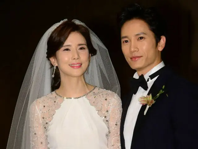 俳優チソン（右）と女優イ・ボヨン（左）夫婦が結婚1年で妊娠という知らせにネットユーザーからの祝福が相次いでいる。（提供:OSEN）