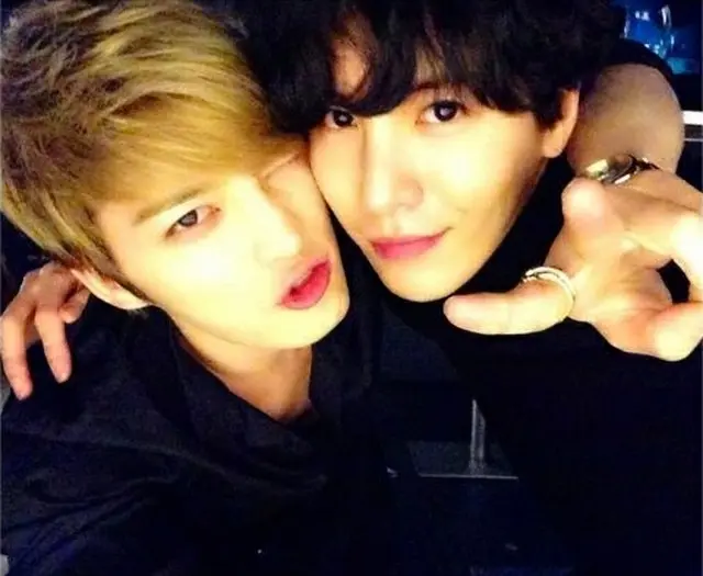 韓国男性グループ「JYJ」のジェジュンと俳優ノ・ミヌの2ショット写真が公開され、話題を呼んでいる。（画像:OSEN）