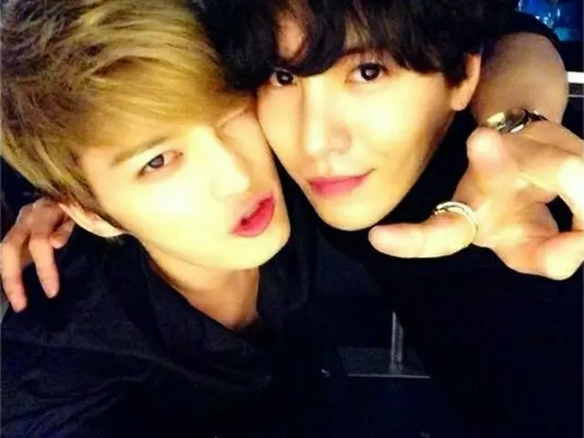 韓国男性グループ「JYJ」のジェジュンと俳優ノ・ミヌの2ショット写真が公開され、話題を呼んでいる。（画像:OSEN）
