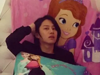 「SJ」ヒチョル、お姫様風のベッドに座り妖艶な目つき“違和感なし”