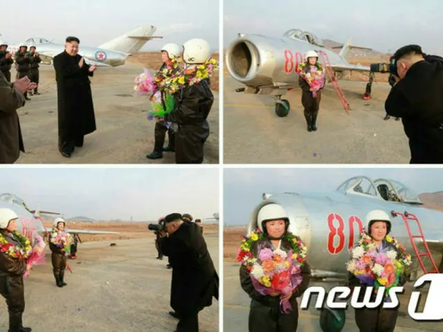 28日に北朝鮮労働党の機関紙「労働新聞」は金正恩第1書記自ら女性パイロットの写真を撮る姿を公開した。（提供:news1）