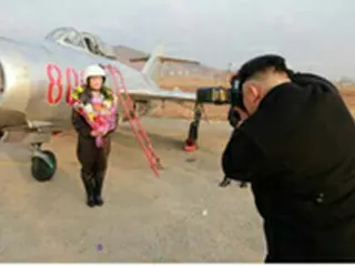 金正恩第1書記、女性パイロットの写真を自ら撮影してイメージアップを図るのは統治術の秘訣？