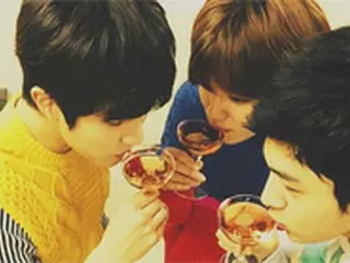 「INFINITE　F」、音源公開記念の祝杯写真を公開“Fighting”