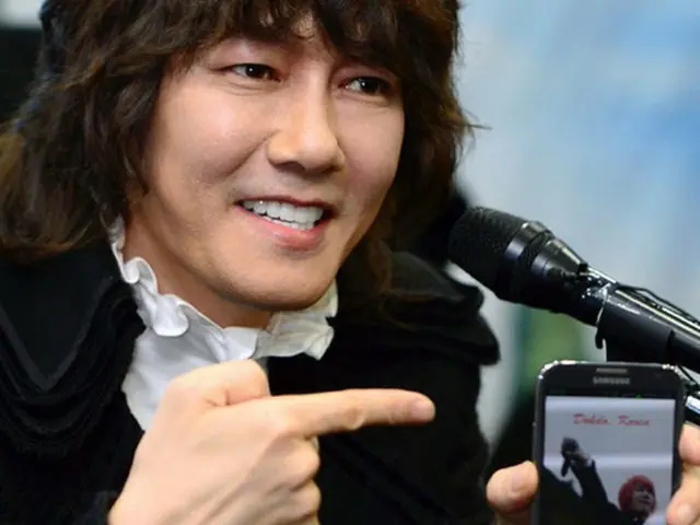 韓国歌手キム・ジャンフン(47)がある女性からストーカー行為を受けていると明かした。