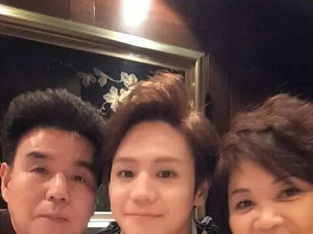 韓国人気グループ「BEAST」のヤン・ヨソプが、両親との写真を公開し、話題を呼んでいる。（画像:OSEN）