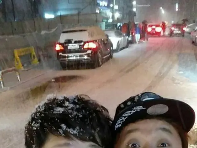 韓国出身の野球選手で福岡ソフトバンクホークスでプレーするイ・デホ（李大浩）と人気タレント、チョン・ジュナの仲良しツーショットが公開された。（提供:OSEN）