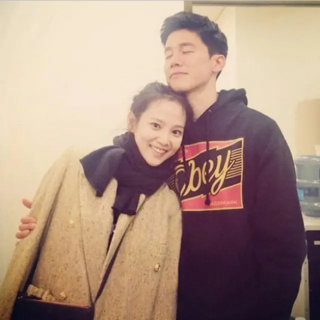 公開恋愛中である韓国女優ユン・スンアと俳優キム・ムヨルが一緒に撮った写真を公開した。（提供:news1）