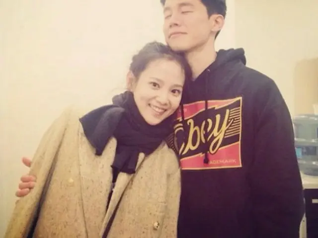 公開恋愛中である韓国女優ユン・スンアと俳優キム・ムヨルが一緒に撮った写真を公開した。（提供:news1）