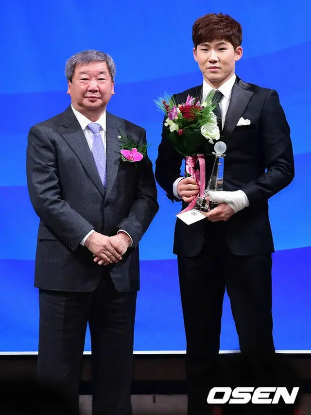 3日午後、「2014 プロ野球 今年の賞」授賞式が行われ、NCダイノス‎のパク・ミヌ（21）が新人賞を受賞した。ク・ボンヌン韓国野球委員会（KBO）総裁と記念撮影。