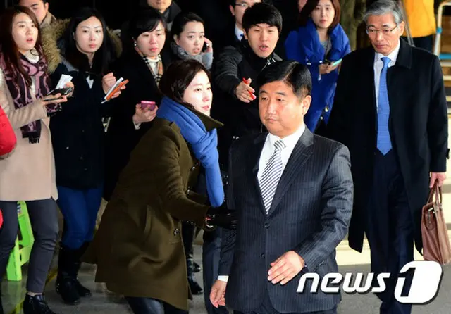朴大統領の元側近チョン・ユンフェ氏らが政府人事に介入したことを示唆する内部文書が流出した問題で、文書を作成したとされるパク・グァンチョン警正が4日午前、ソウル中央地検に出頭した。