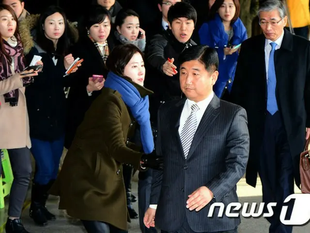 朴大統領の元側近チョン・ユンフェ氏らが政府人事に介入したことを示唆する内部文書が流出した問題で、文書を作成したとされるパク・グァンチョン警正が4日午前、ソウル中央地検に出頭した。