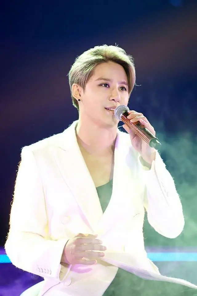 韓国ミュージカル俳優チョ・ジョンウンとイ・チャンヨンが「JYJ」ジュンスの年末コンサート「2014 XIA Ballad＆Musical Concert with Orchestra vol.3」のステージに上がる。（提供:OSEN)