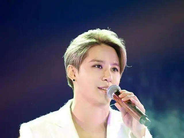 韓国ミュージカル俳優チョ・ジョンウンとイ・チャンヨンが「JYJ」ジュンスの年末コンサート「2014 XIA Ballad＆Musical Concert with Orchestra vol.3」のステージに上がる。（提供:OSEN)