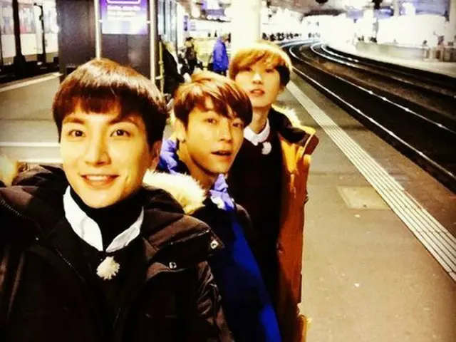 韓国アイドルグループ「SUPER JUNIOR」のイトゥクとドンへ、ウニョクが仲睦まじい姿を演出し、目を引いている。（提供:OSEN）