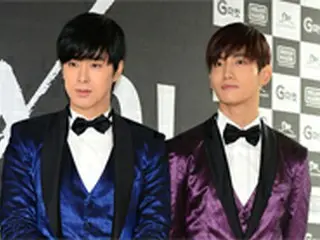 「東方神起」チャンミン「10年間、ユンホの傍にひたすらくっ付いていた」