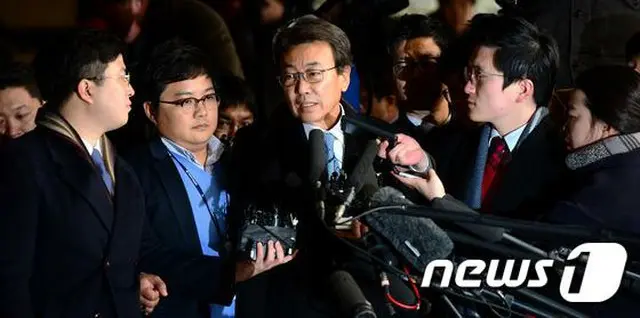 韓国の朴槿恵（パク・クネ）大統領の元側近で国政介入疑惑の渦中にいるチョン・ユンフェ氏(写真中央)が10日、検察に出頭した。（提供:news1）