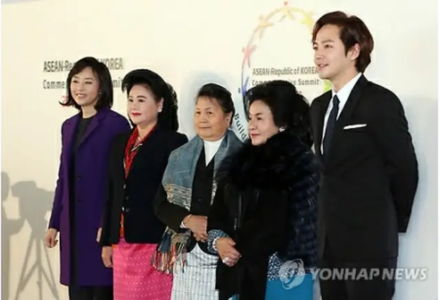 サプライズでＡＳＥＡＮ首脳夫人をガイドしたチャンさん（右端）＝１２日、釜山（聯合ニュース）