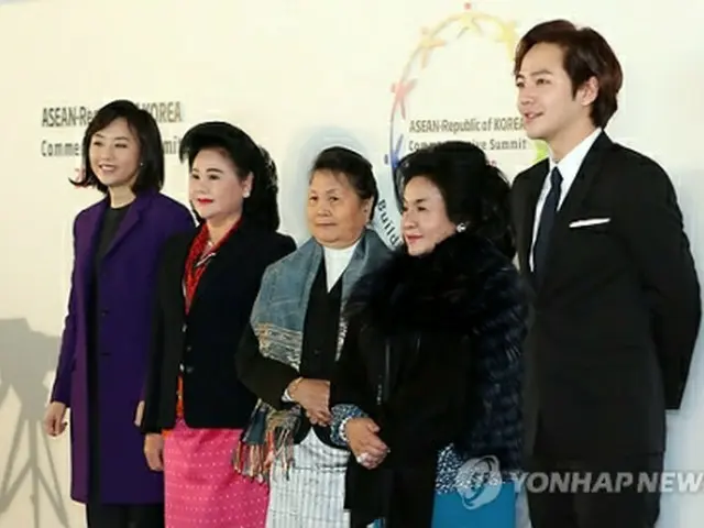 サプライズでＡＳＥＡＮ首脳夫人をガイドしたチャンさん（右端）＝１２日、釜山（聯合ニュース）