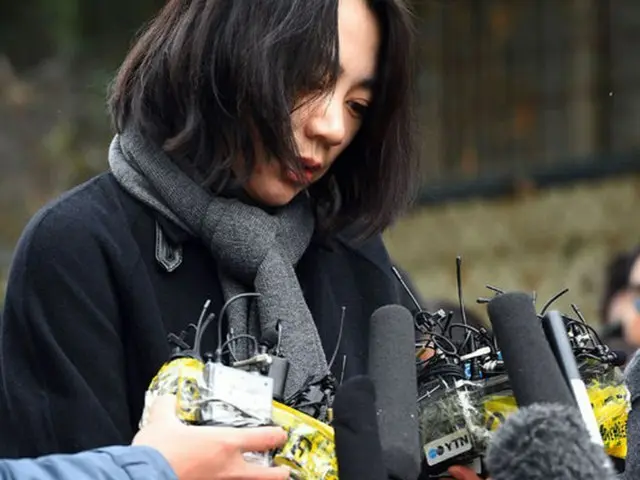 大韓航空のチョ・ヒョンア前副社長（40）の夫にも注目が集まっている。写真はチョ・ヒョンア氏、12日午後3時、ソウル・金浦空港内にある国土交通部航空安全監督官室に出頭する際、報道陣を前に。